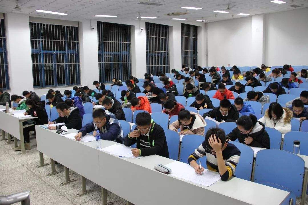 天津成人高考考试时可以携带复习资料吗？